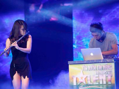 Thí sinh nữ Got Talent vừa thổi sáo vừa chơi beatbox