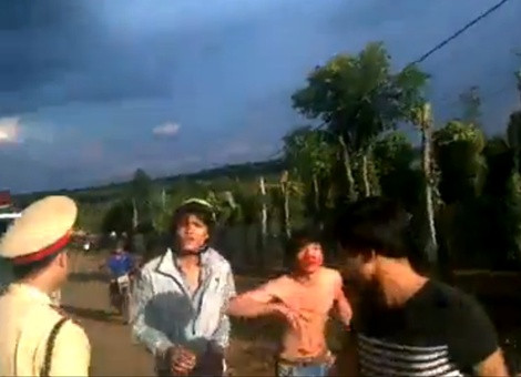 Nhóm người cự nự CSGT