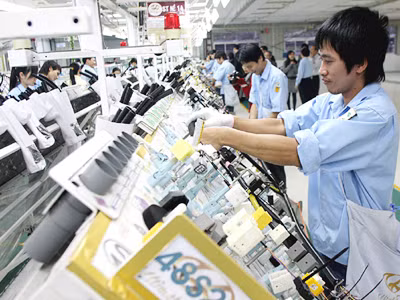 Lắp ráp hệ thống dẫn điện cho ô tô Ảnh: Mạnh Hùng