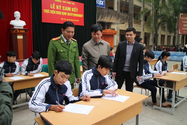 Các học sinh cam kết không sử dụng pháo