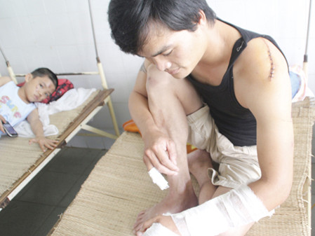 30 côn đồ vây chém bốn người trong một gia đình