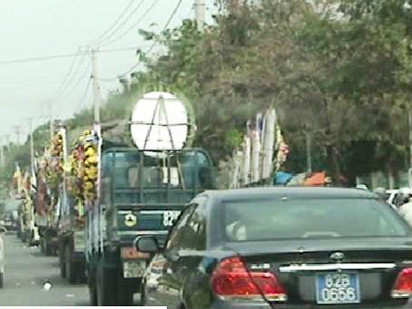 Đám tang lãnh đạo huyện ‘diễu’ xế khủng