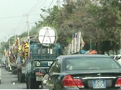 Đám tang lãnh đạo huyện ‘diễu’ xế khủng