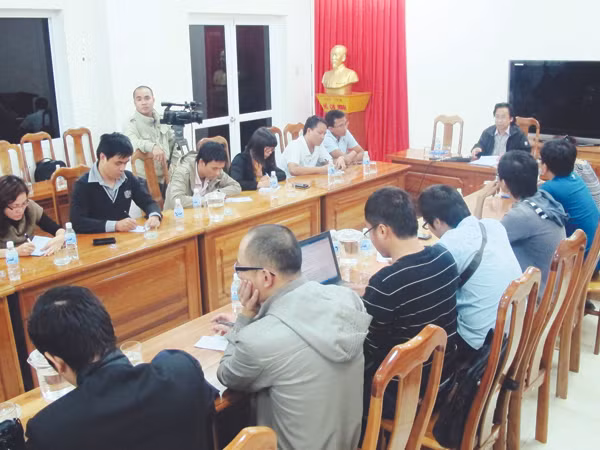Phó CT Nguyễn Lân Trung thông báo VFF vẫn đặt niềm tin vào HLV Falko Goetz. Ảnh: VSI