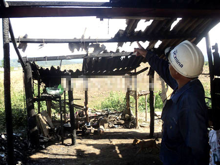 Mất gà đá, chồng đổ xăng thiêu sống vợ