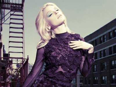 Siêu mẫu 'búp bê' quyến rũ