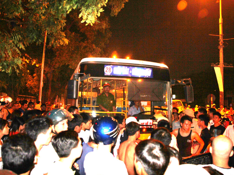 Cảnh sát 113, cảnh sát giao thông phải áp tải chiếc xe về đồn giải quyết