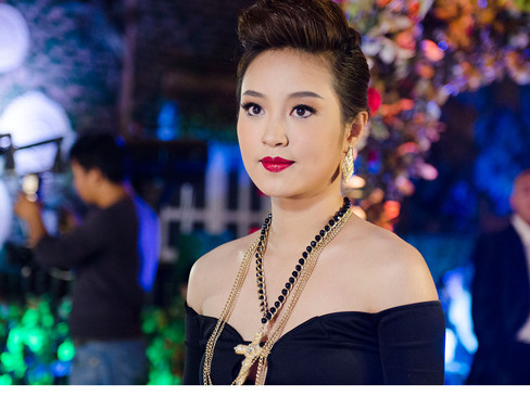 Hotgirl My Vân tái xuất, khoe vòng một nóng bỏng