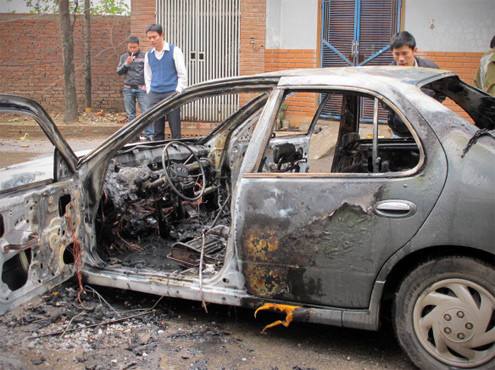 Ôtô Nissan bốc cháy sau khi phát nổ