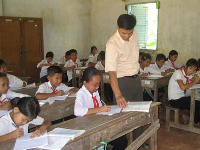 Tăng phụ cấp cho giáo viên, cán bộ y tế xã