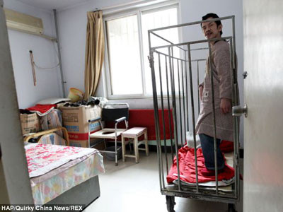 Mẹ nhốt con trai trong lồng 42 năm