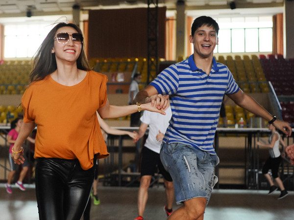 Ngân Khánh miệt mài tập cùng hotboy