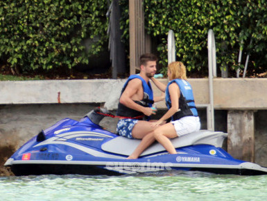 Pique và Shakira ‘khóa môi’ nồng cháy trên motor nước