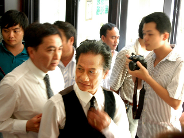 Họp báo chui, đêm diễn bỏ ngỏ