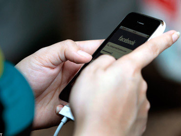 Sạc điện thoại bằng nước tiểu