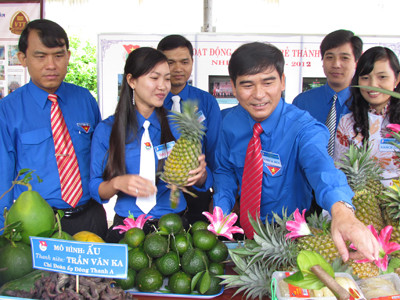 Bí thư T.Ư Đoàn Dương Văn An xem triển lãm mô hình sản xuất kinh doanh giỏi