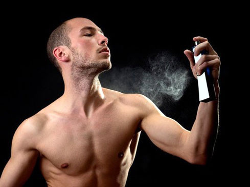 Nước hoa vào mắt, mũi, miệng có độc?