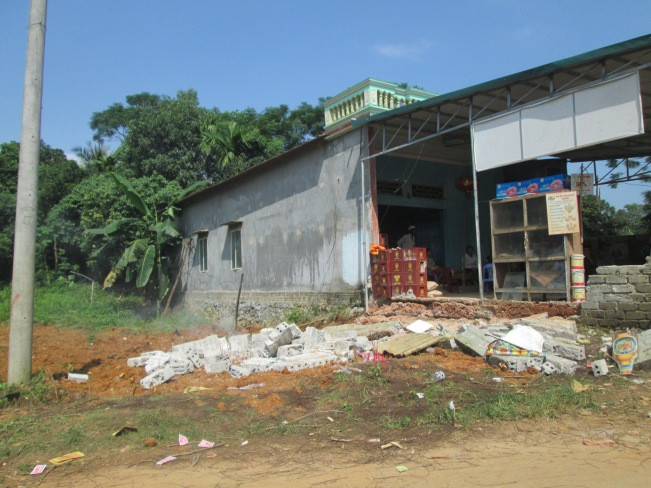 Tường đổ đè chết 4 trẻ