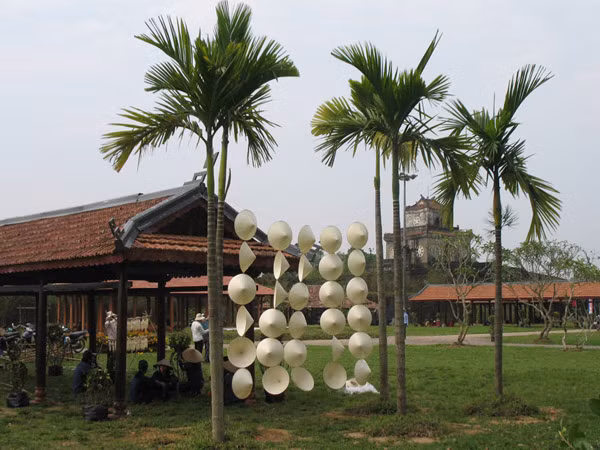 Bếp Việt trong vườn Huế