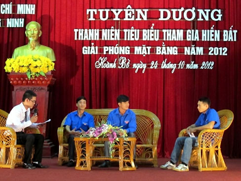 Tuyên dương thanh niên hiến đất làm đường