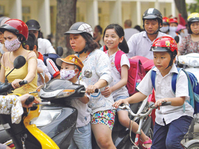 Xử phạt không đội mũ bảo hiểm cho trẻ: Thay đổi ý thức phụ huynh