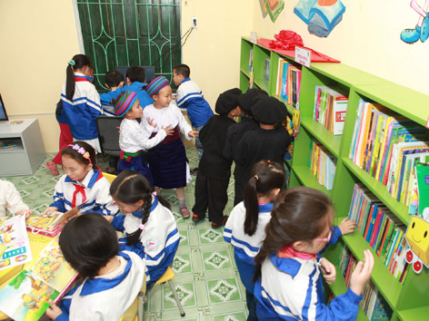 Trẻ làm từ thiện