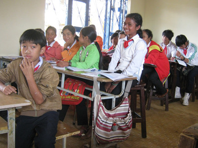 Học sinh chịu đựng… bàn ghế