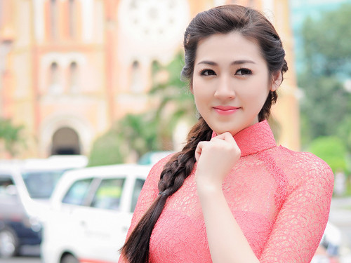Á hậu Tú Anh khoe da trắng muốt với áo dài hồng