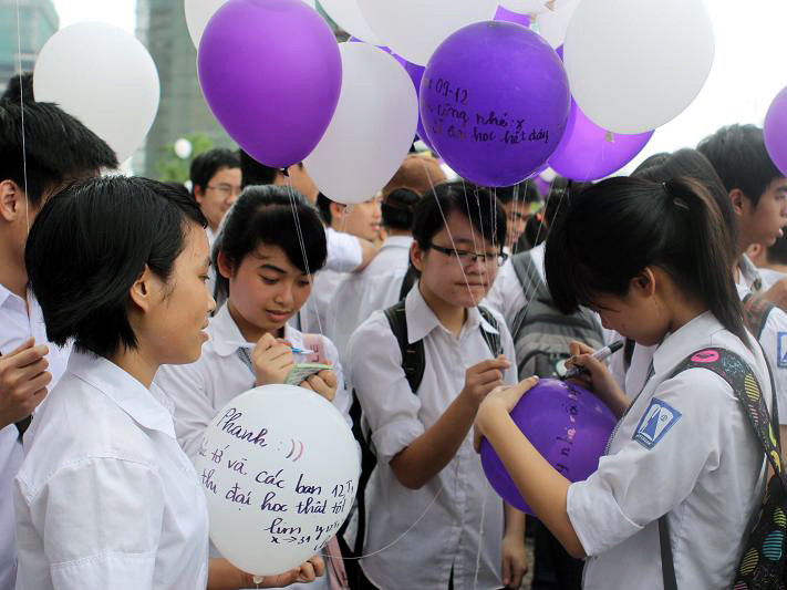 Học sinh trường Ams rạng rỡ dưới khoảng trời tím