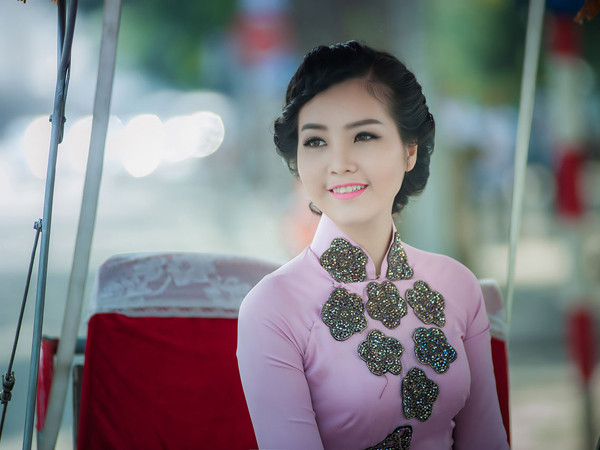 Thụy Vân mặc áo dài đẹp mê hồn dạo phố đầu năm