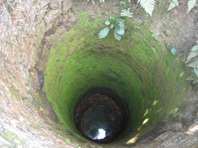 Nguồn nước duy nhất lấy từ giếng khơi luôn bị cạn kiệt 3-6 tháng trong năm Ảnh: Văn Trường