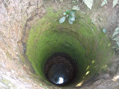 Nguồn nước duy nhất lấy từ giếng khơi luôn bị cạn kiệt 3-6 tháng trong năm Ảnh: Văn Trường