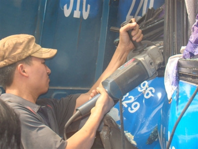 Dùng cưa máy phá xe cứu người sau tai nạn kinh hoàng