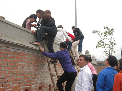 Du khách trèo tường, chui cổng ở chùa Bái Đính