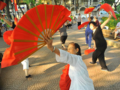 Tập thể dục dưỡng sinh giúp giảm stress, tinh thần sảng khoái, sống lâu.