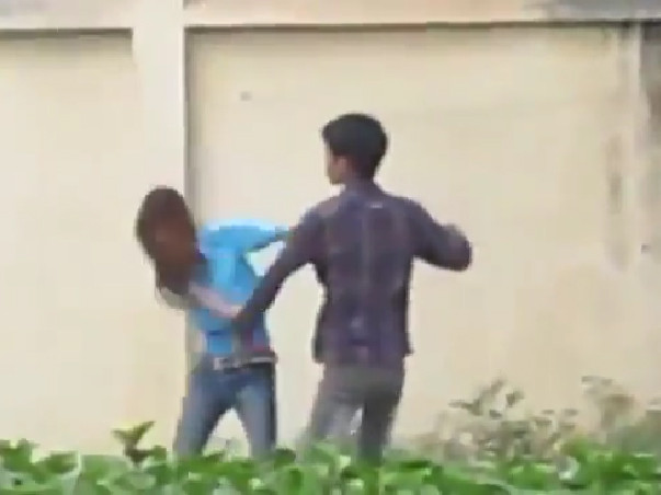 Phẫn nộ nam thanh niên tát thiếu nữ giữa phố