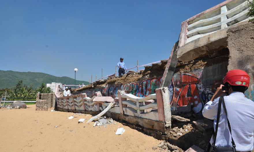 Sập cầu eo biển Nín Thở, 3 người bị thương