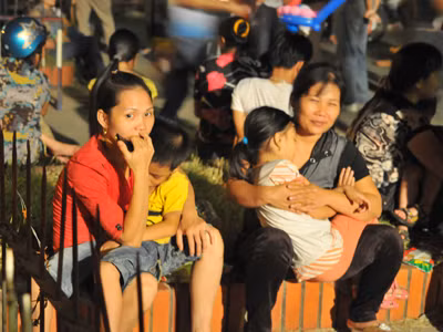 Tội nhất là những em nhỏ , tất cả đều mệt mỏi và buồn ngủ