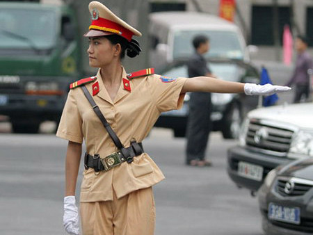 ‘Phái đẹp’ làm cảnh sát giao thông tốt hay không?