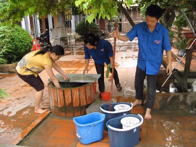 Sinh viên Hà Nội giúp sư thầy chùa Tứ Kỳ dọn chùa ngày 16-5