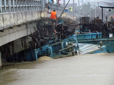 Trục xuất sà lan đâm cầu Thành