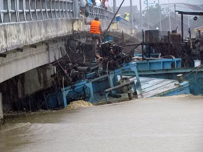 Trục xuất sà lan đâm cầu Thành