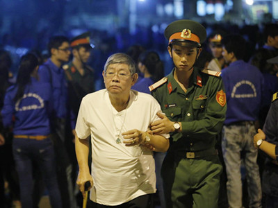 Nước mắt tuôn rơi nơi cổng nhà Đại tướng tối 10/10