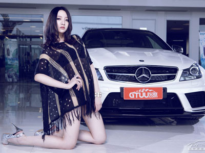 Mỹ nhân gợi cảm bên xế hộp Mercedes C63 AMG BS