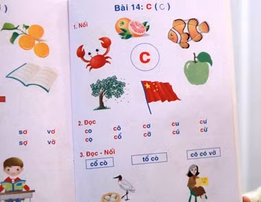 Sách học vần tiếng Việt lại vẽ cờ Trung Quốc