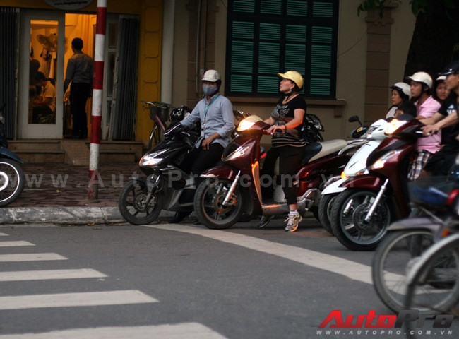 Tránh va chạm: Hãy bật đèn pha