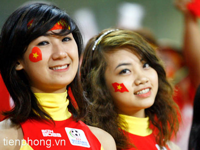 Nữ cổ động viên 'đốt cháy' sân Mỹ Đình