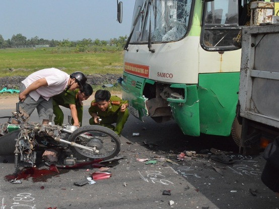Tông vào xe buýt, hai anh em chết thảm
