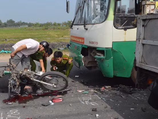 Tông vào xe buýt, hai anh em chết thảm