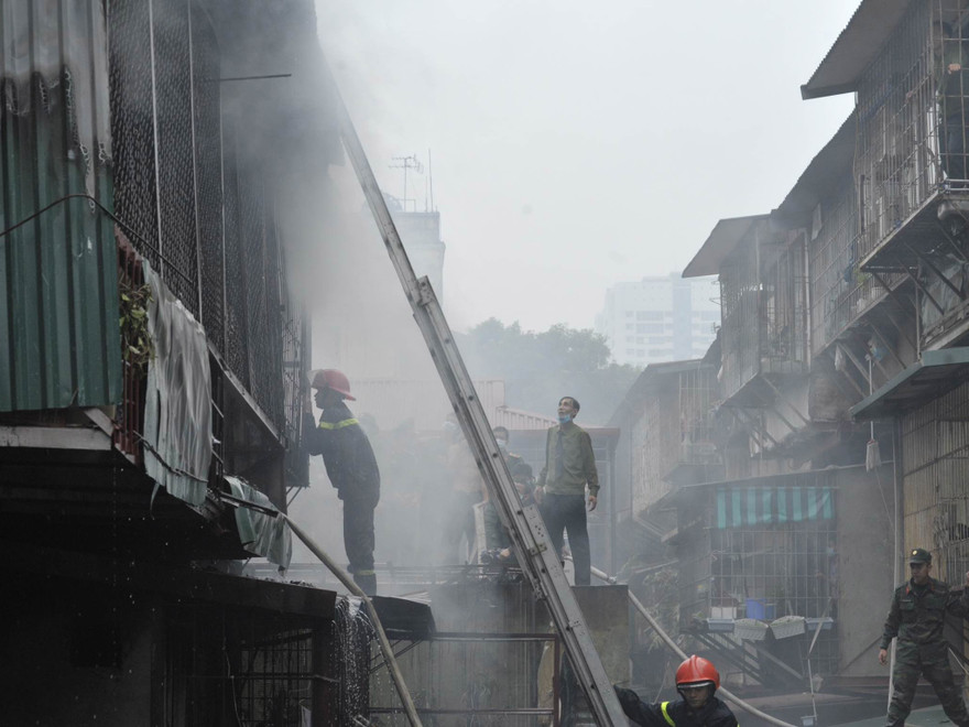 Hiện trường vụ cháy khu tập thể D11 Nam Đồng